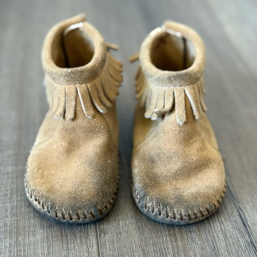 Minnetonka Toddler Kids Tan Suede Leather Moccasins with Fringe